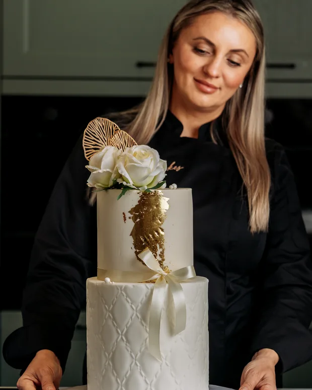 Anka with the finished wedding cake