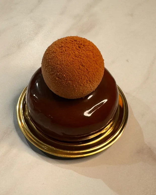 Desert cu glazură oglindă și o sferă deasupra