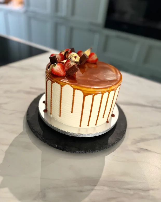 Caramel drip with strawberries