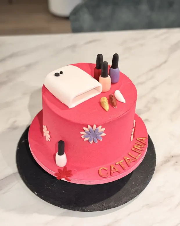 Cake for a nail stylist