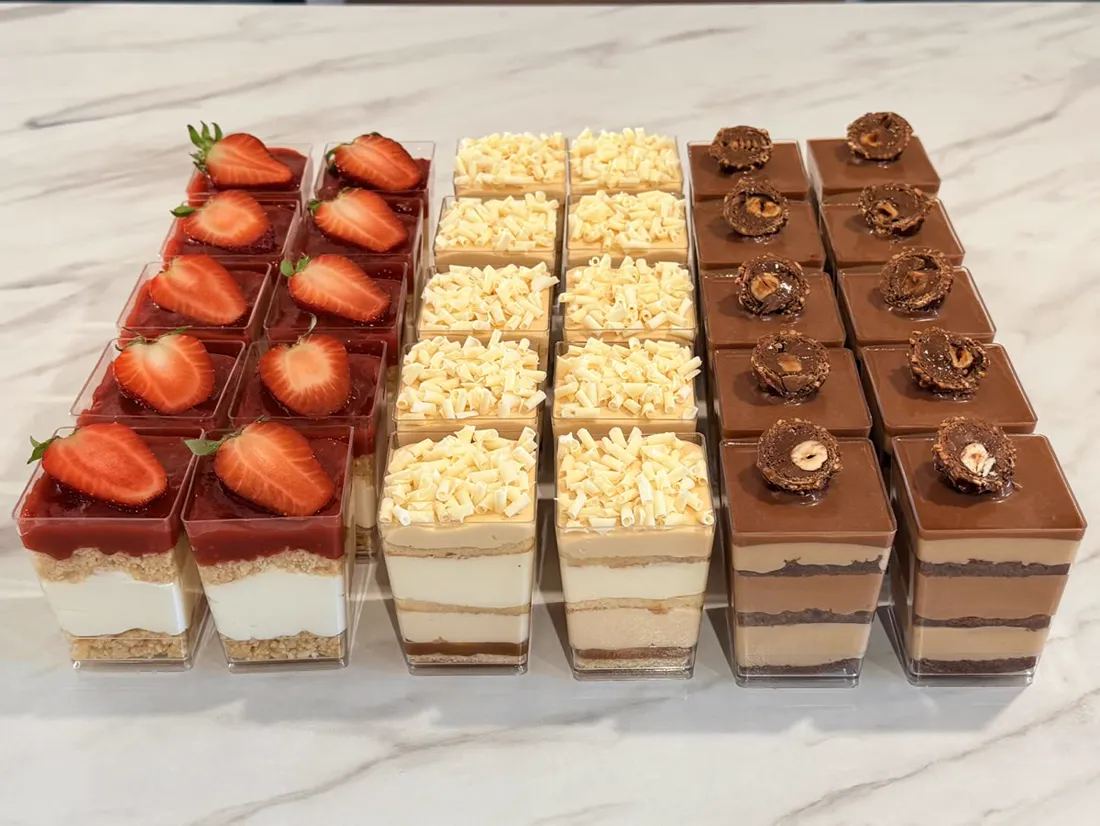 Verrine cu căpșuni, ciocolată și praline