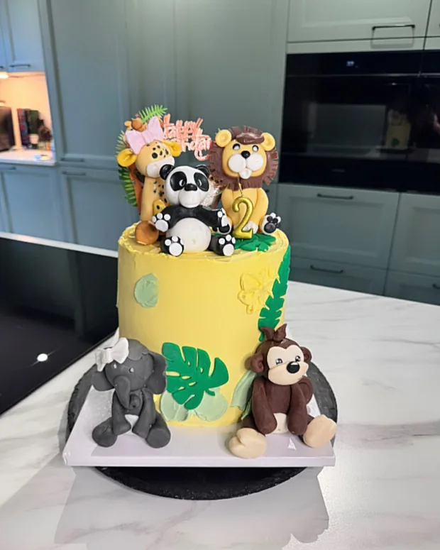 Jungle cake with a lion, a panda and a monkey