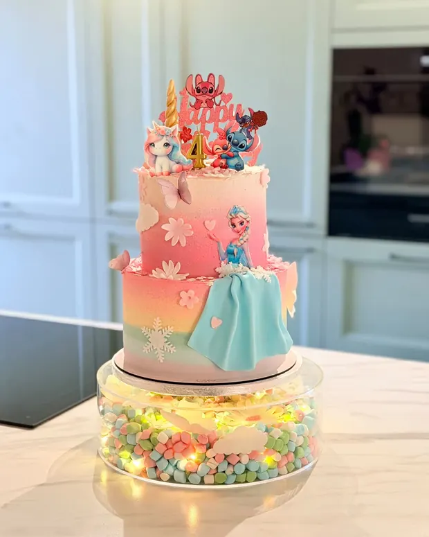 A cake full of colour for a fourth birthday