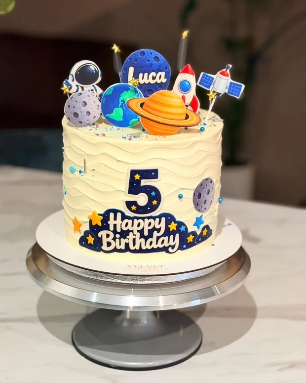 Cake with planets and a rocket