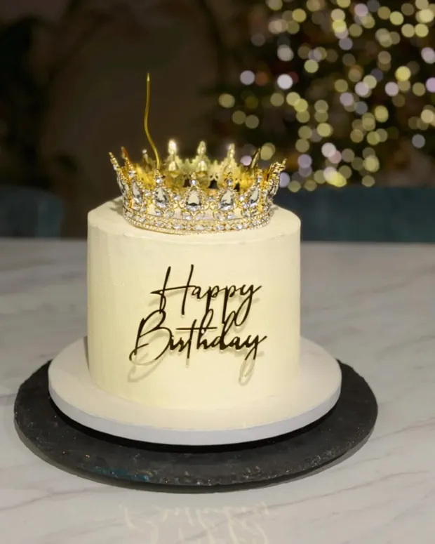 Crown cake, up close