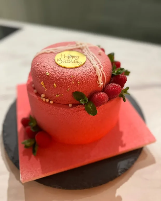 Red velvet finish with strawberries