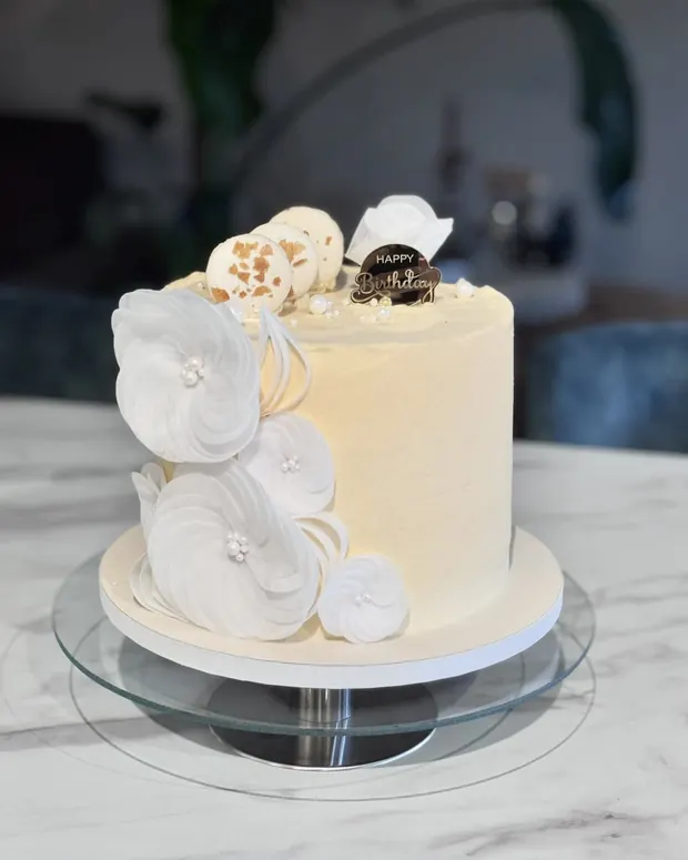 Witte taart met bloemen