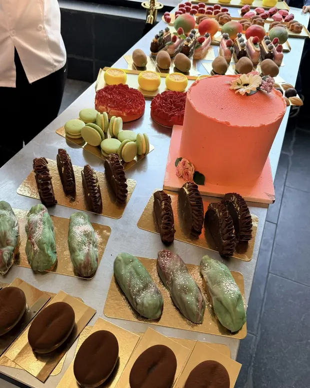 Dessert table cu eclere și entremets
