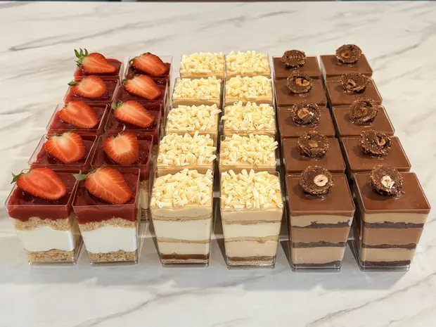 Verrines met aardbei, chocolade en praline