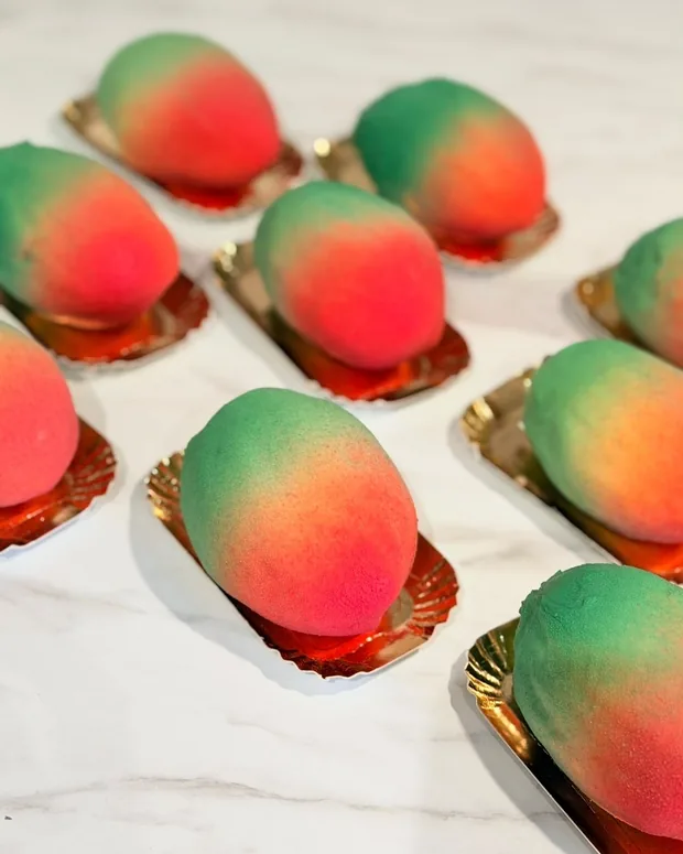 Gebakjes in de vorm van een mango